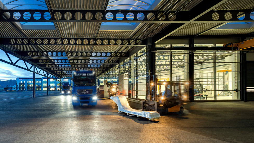 Neue Versandhalle bei Nacht - KNOLL Maschinenbau GmbH