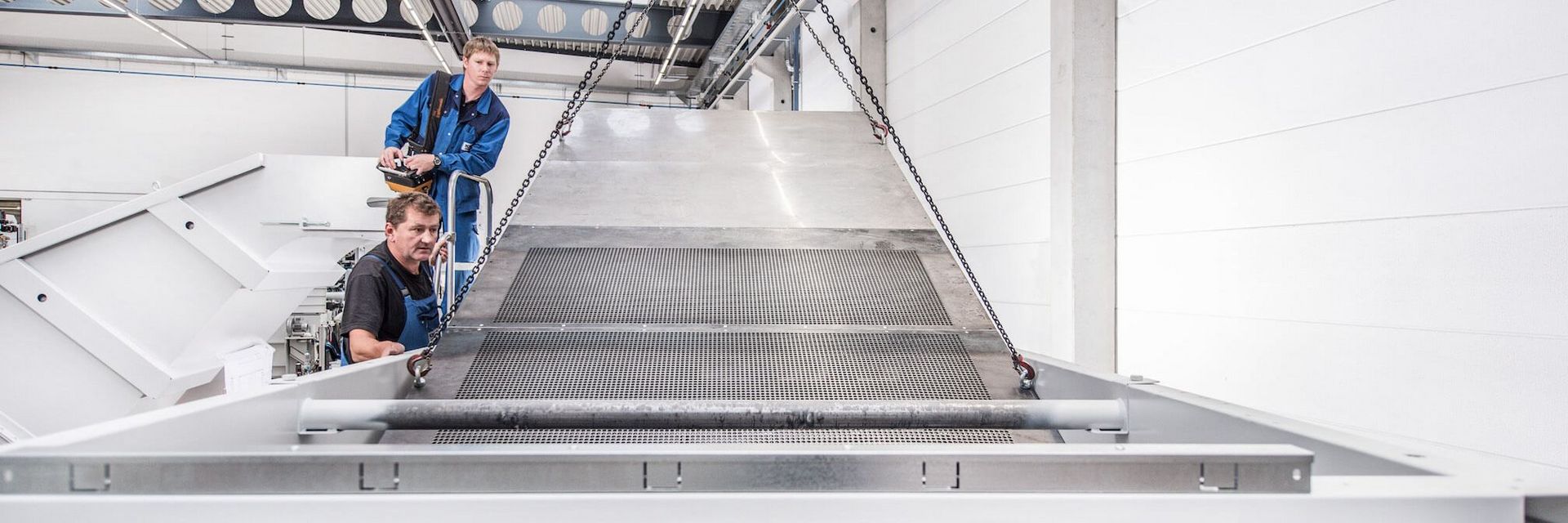 Mitarbeiter der KNOLL Maschinenbau GmbH montiert Kratzbandförderer SR