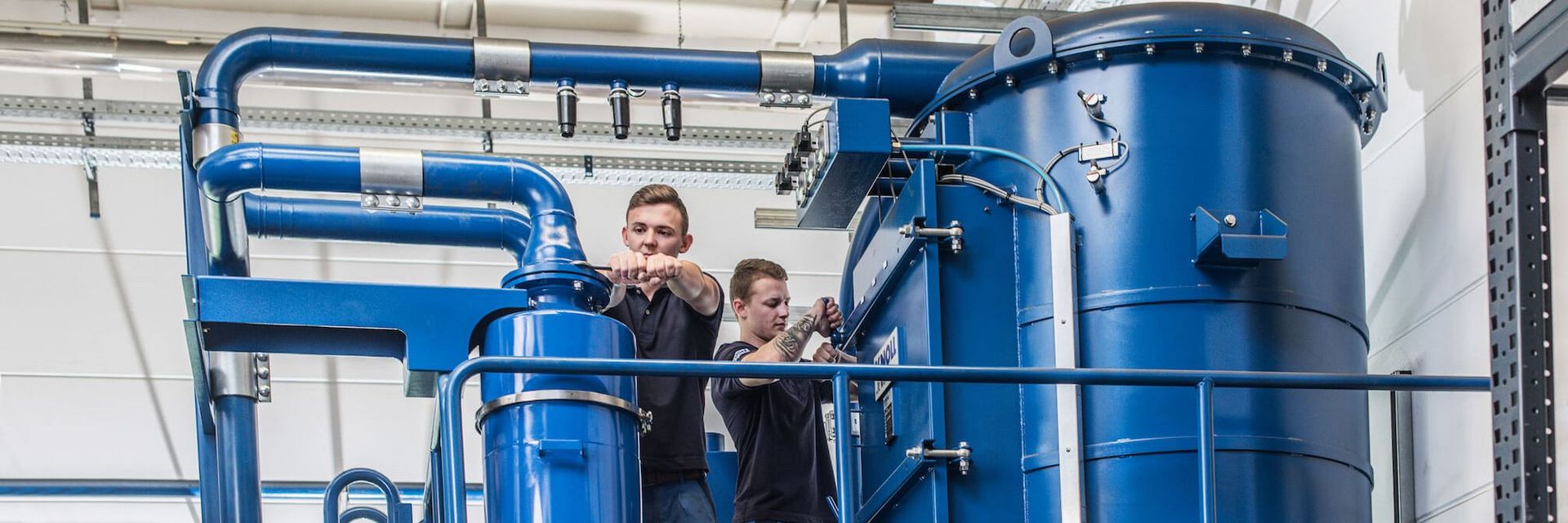 Mitarbeiter montiert System mit Saugtechnik - KNOLL Maschinenbau GmbH