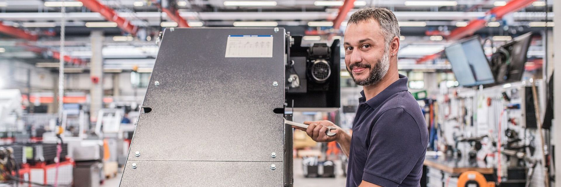 Mitarbeiter der KNOLL Maschinenbau GmbH montiert Plattenbandförderer P