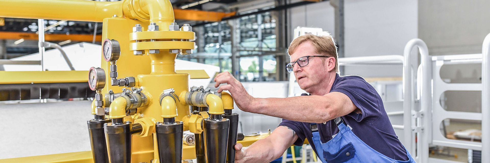 Mitarbeiter der KNOLL Maschinenbau GmbH montiert Hydrozyklon F60