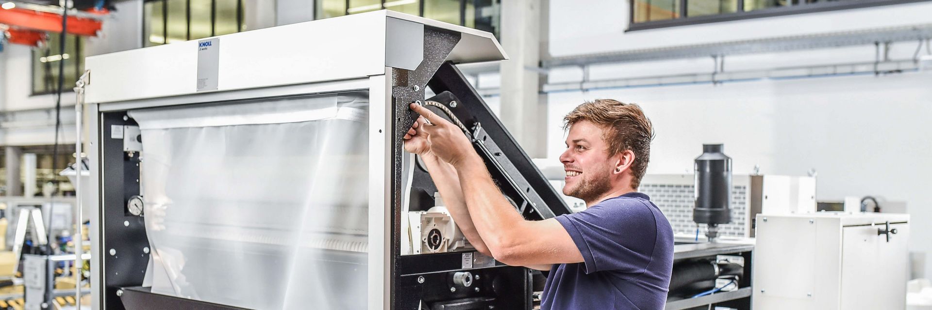 Mitarbeiter der KNOLL Maschinenbau GmbH montiert 