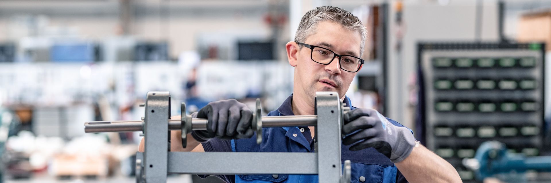 Mitarbeiter der KNOLL Maschinenbau GmbH montiert Magnetbandförderer M