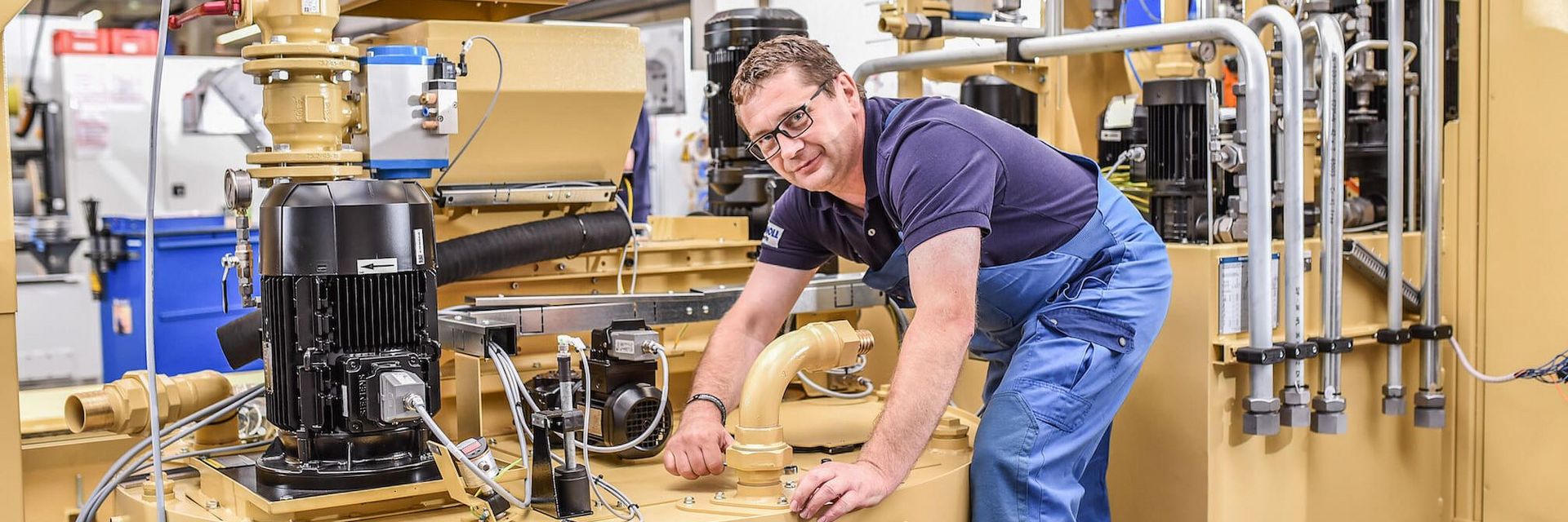 Mitarbeiter montiert System mit Pumptechnik - KNOLL Maschinenbau GmbH