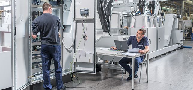 Mitarbeiter montieren Zentrale Filteranlage mit Pumptechnik - KNOLL Maschinenbau GmbH