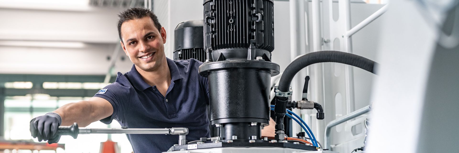 Mitarbeiter der KNOLL Maschinenbau GmbH montiert Flüssigkeitszentrifuge CA 100