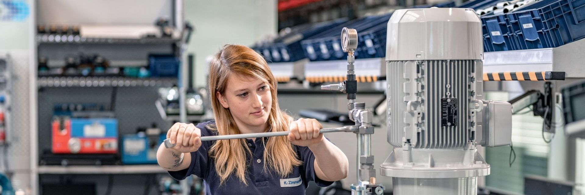 Mitarbeiter der KNOLL Maschinenbau GmbH montiert Schraubenspindelpumpe KTS