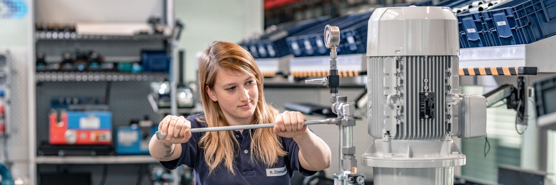 Mitarbeiter der KNOLL Maschinenbau GmbH montiert Schraubenspindelpumpe KTS