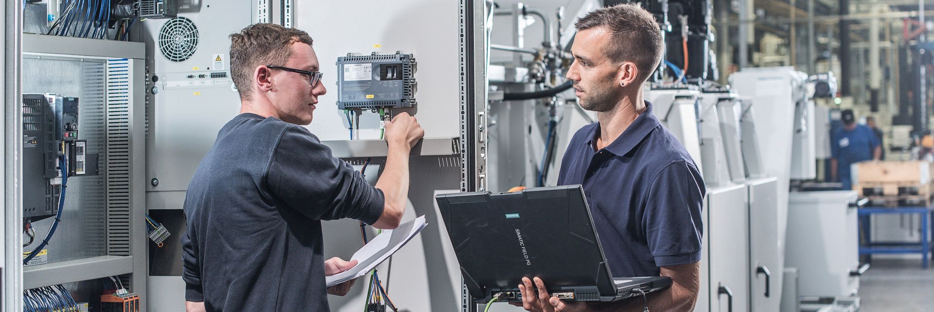 Servicemitarbeiter der KNOLL Maschinenbau GmbH im Einsatz
