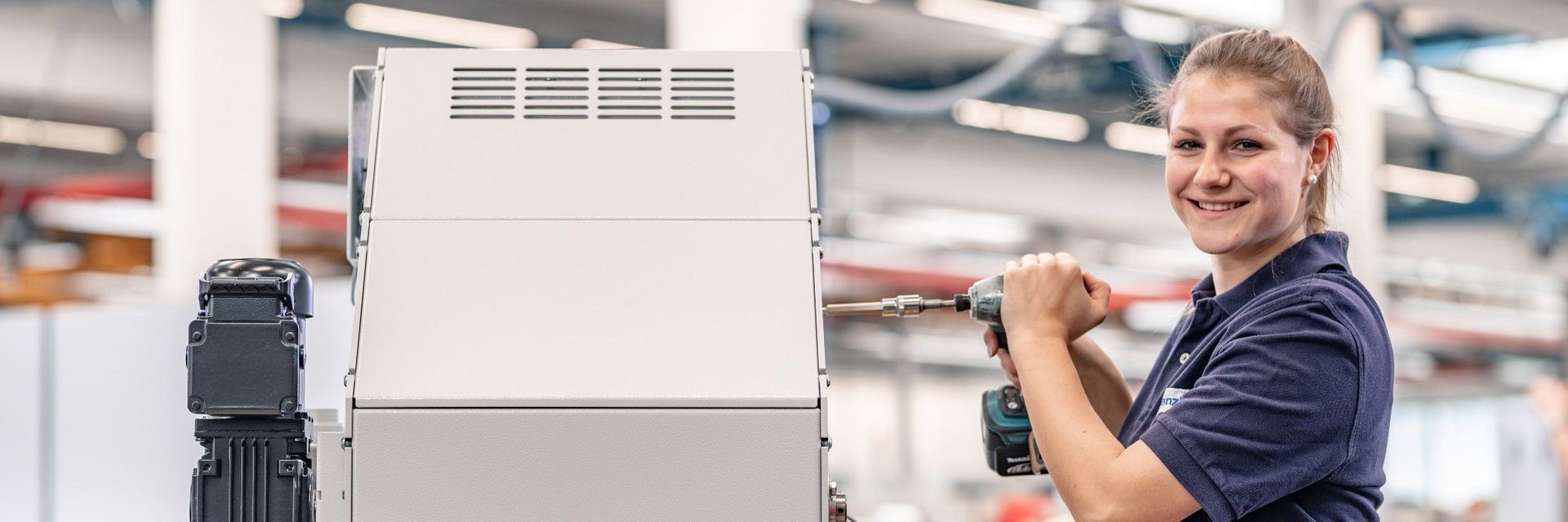 Mitarbeiter der KNOLL Maschinenbau GmbH montiert Kompaktfilter KF-E