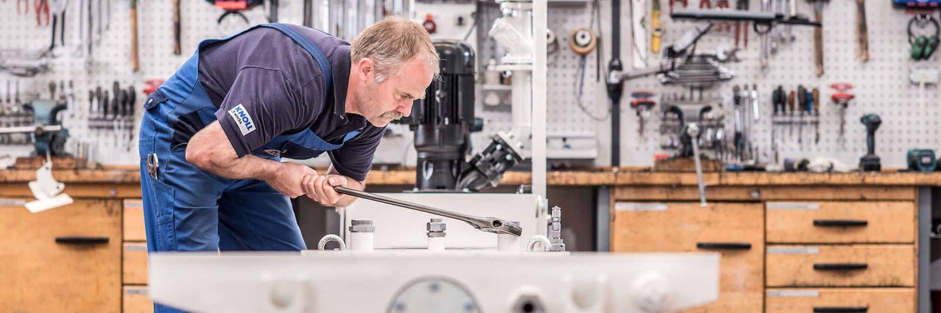 Mitarbeiter der KNOLL Maschinenbau GmbH montiert Rückpumpstation RKR