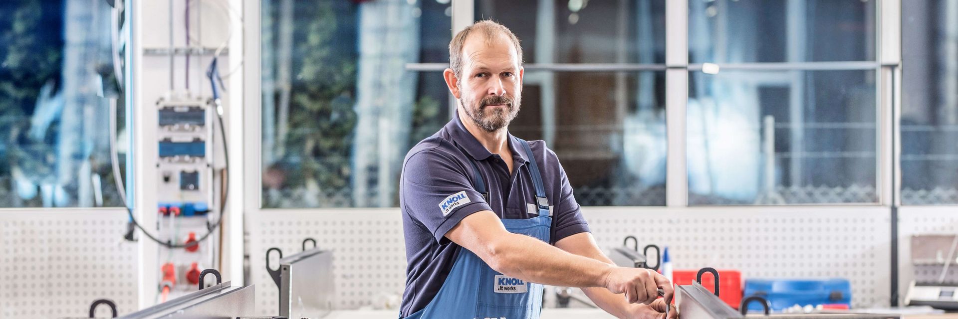 Mitarbeiter der KNOLL Maschinenbau GmbH montiert Vakuumfilter VLO