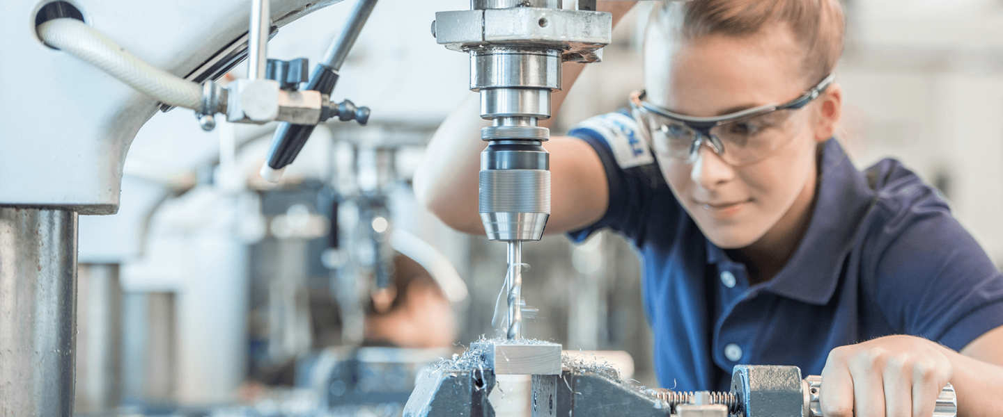 Anlagenführerin bei der Arbeit - KNOLL Maschinenbau GmbH