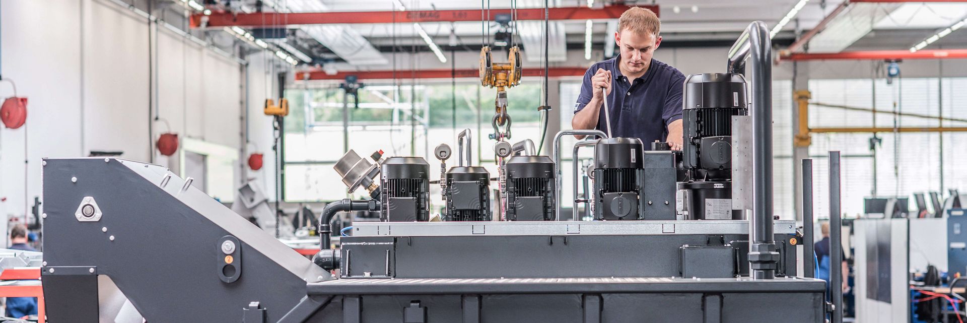 Mitarbeiter der KNOLL Maschinenbau GmbH montiert Vakuumfilter VRF
