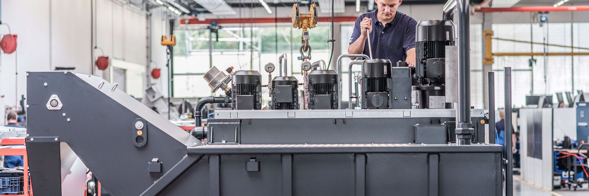 Mitarbeiter der KNOLL Maschinenbau GmbH montiert Vakuumfilter VRF