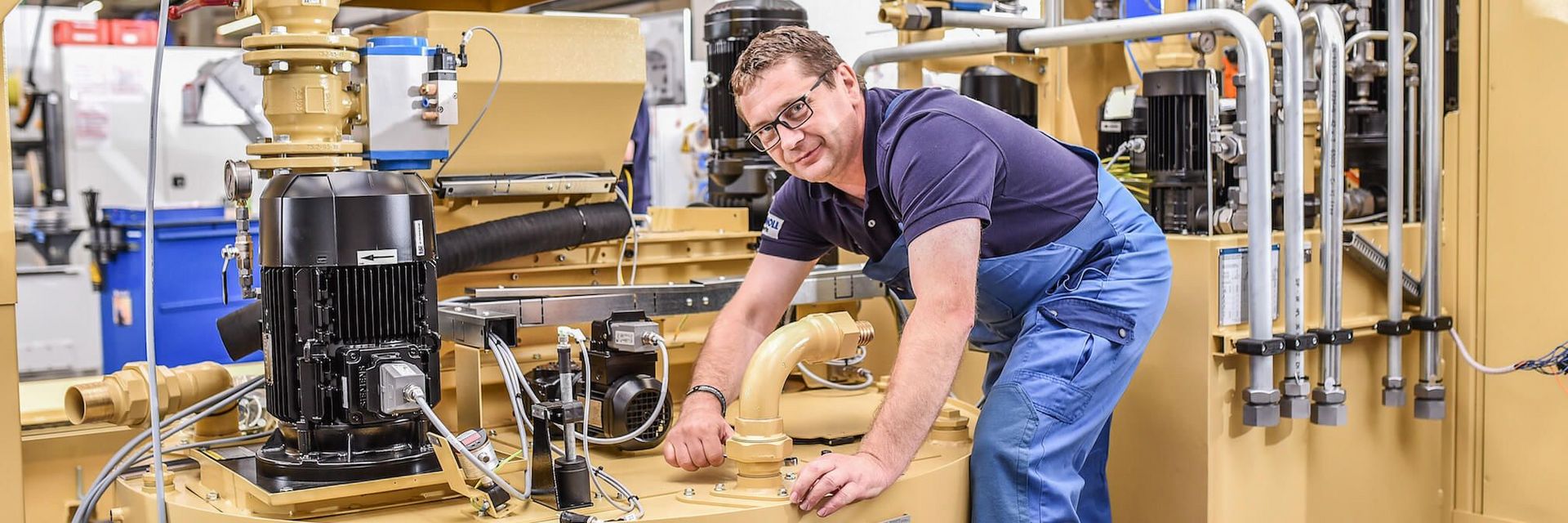 Mitarbeiter der KNOLL Maschinenbau GmbH montiert Rückpumpstation RIK