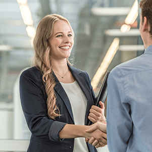 Industriekauffrau schüttelt die Hand - KNOLL Maschinenbau GmbH