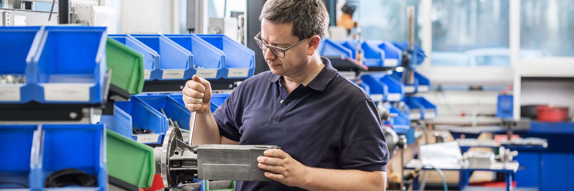 Mitarbeiter der KNOLL Maschinenbau GmbH montiert Schraubenspindelpumpe KTSV