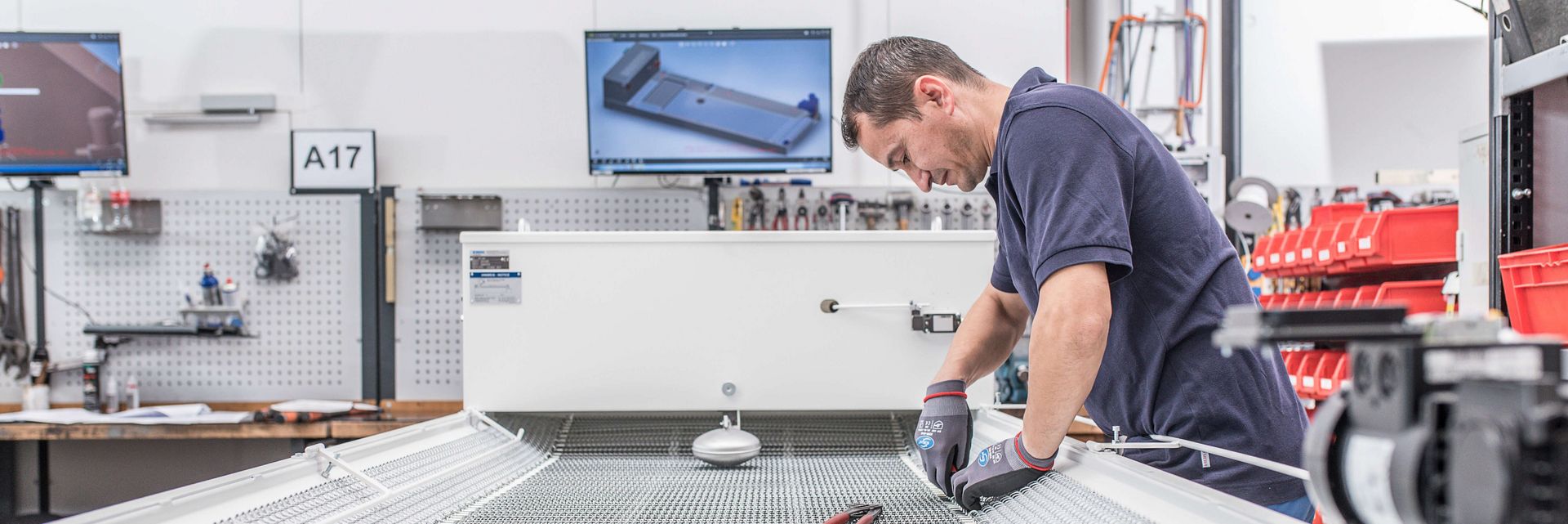 Mitarbeiter der KNOLL Maschinenbau GmbH montiert Schwerkraftbandfilter PF