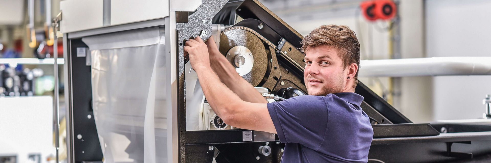 Mitarbeiter der KNOLL Maschinenbau GmbH montiert Vakuumfilter VL