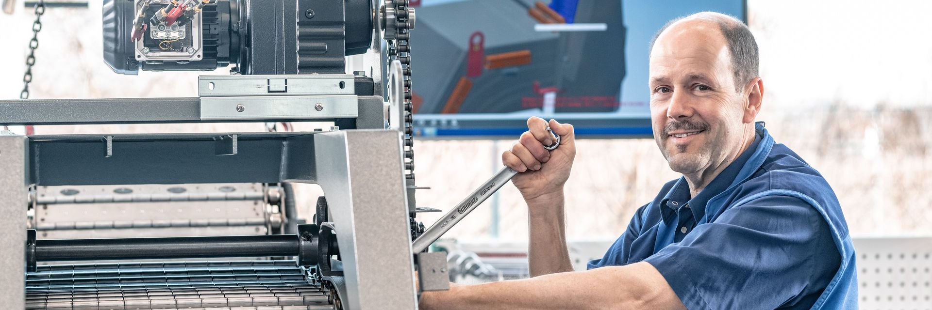 Mitarbeiter der KNOLL Maschinenbau GmbH montiert Scharnierbandförderer S